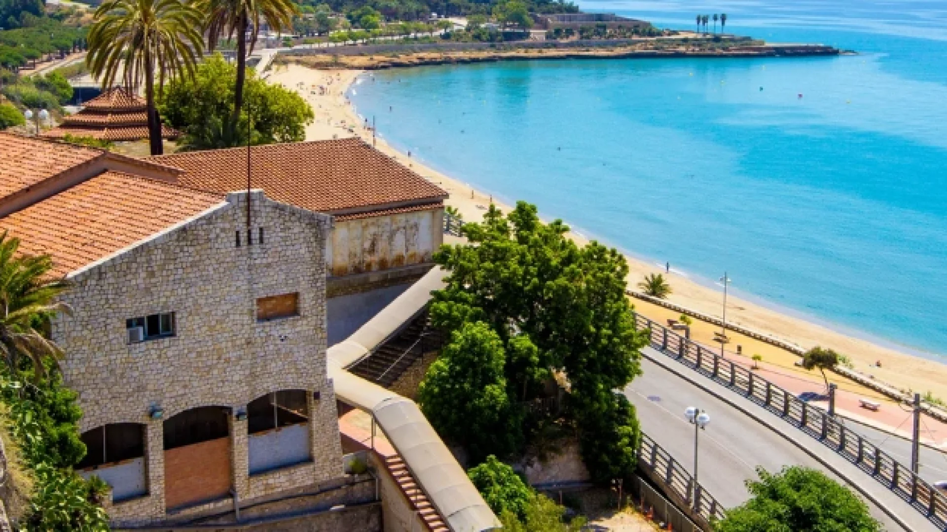 Costa Dorada napfényes tengerpartja Spanyolországban
