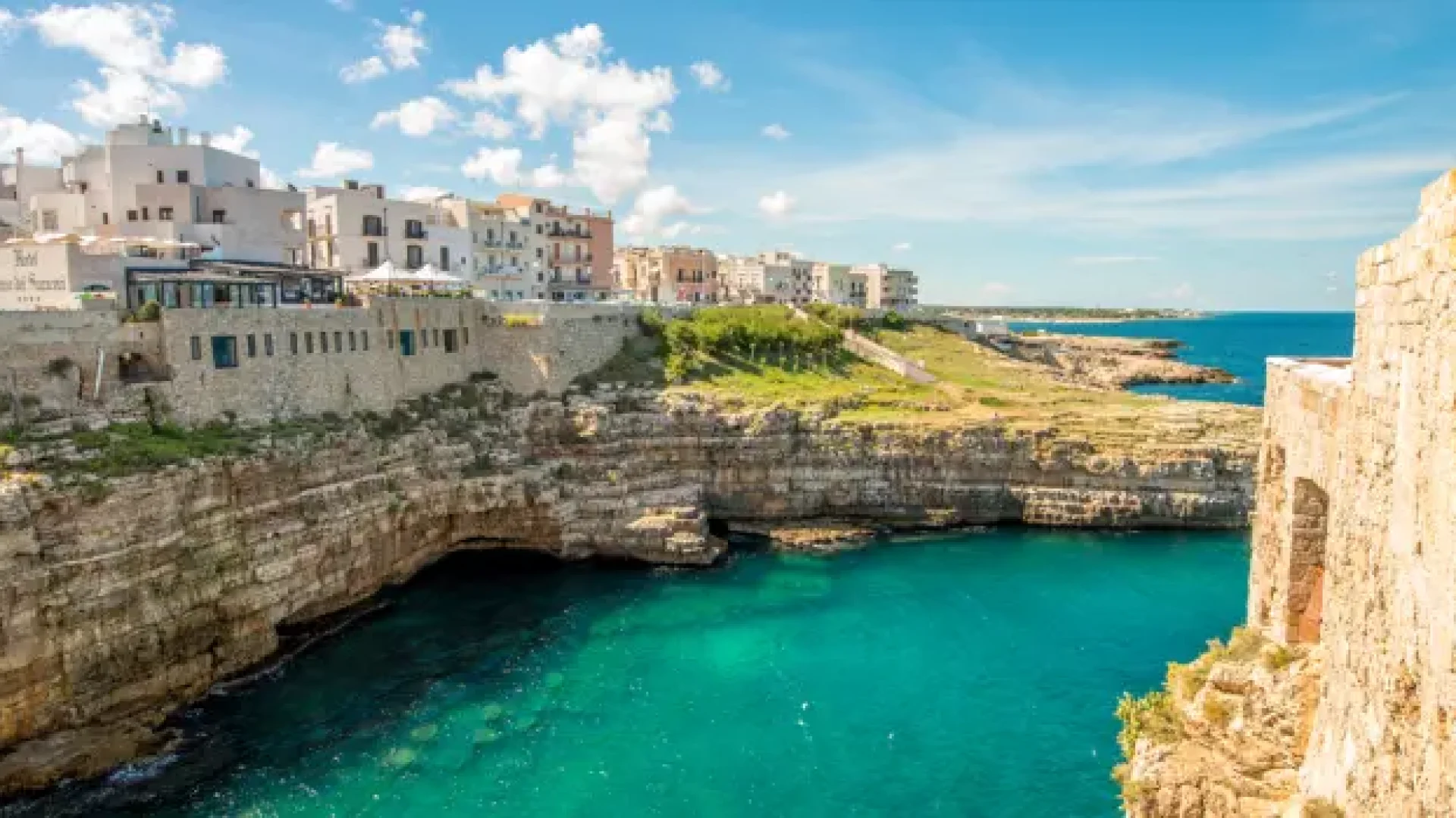 Polignano a Mare tengerparti város látképe Olaszországban
