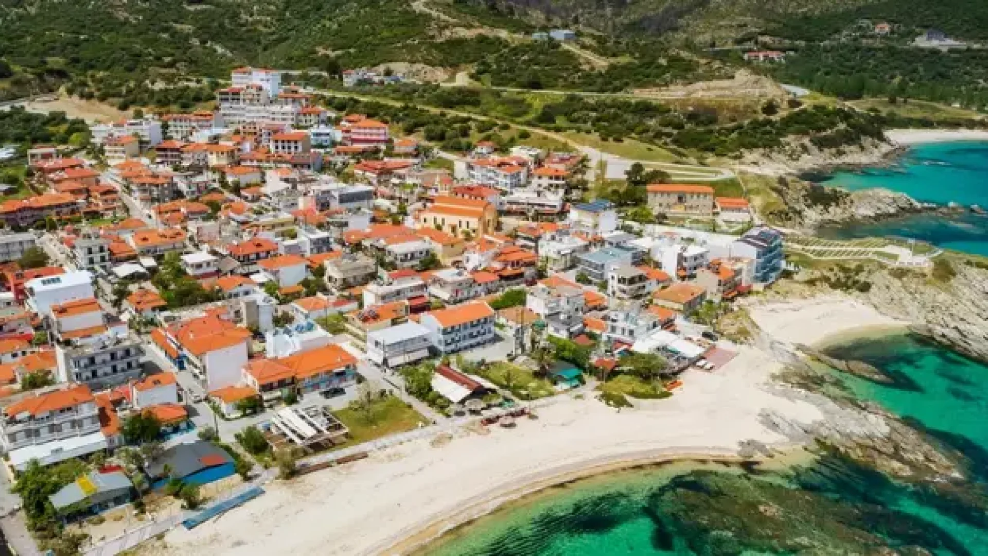 Sarti homokos tengerpartja a kristálytiszta vízzel Görögországban